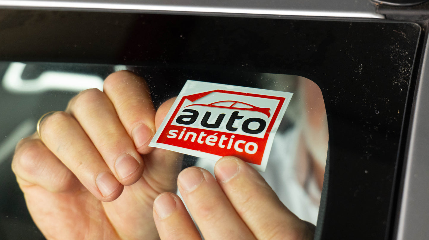 Colocación de etiqueta de mantenimiento Autosintético en coche, recordatorio de servicio mecánico para clientes